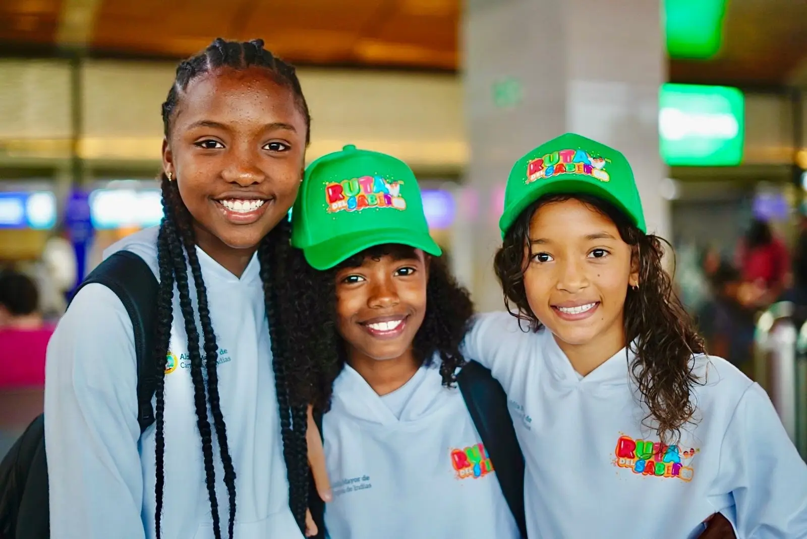 Niñas cartageneras felices por el viaje al Eje Cafetero