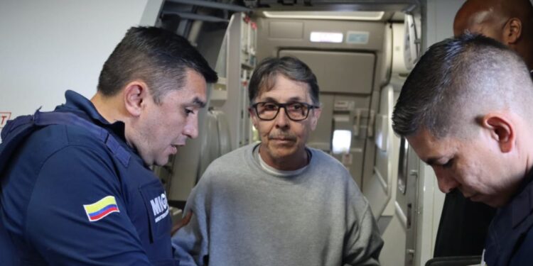 Fabio Ochoa Vásquez fue recibido por agentes de Migración Colombia en el aeropuerto El Dorado. Foto: Migración Colombia.