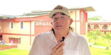 El director del DPS, Gustavo Bolívar, le entregó la carta al presidente Gustavo Petro.