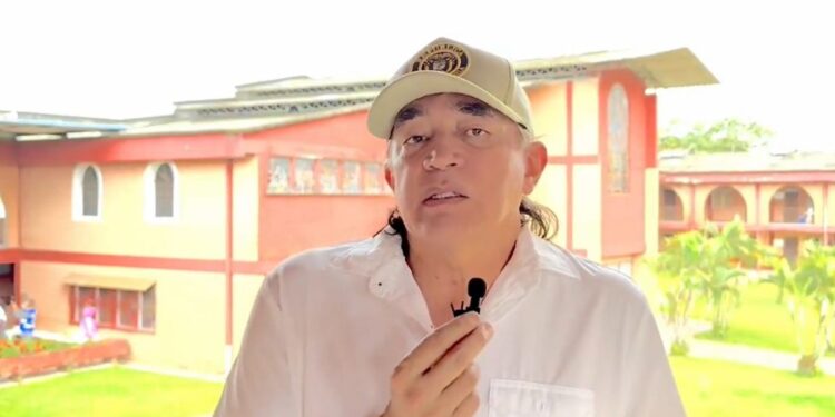 El director del DPS, Gustavo Bolívar, le entregó la carta al presidente Gustavo Petro.