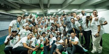 El equipo Atlético Nacional recibió la Copa BetPlay en el camerino del Pascual Guerrero.