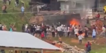 Terror en El Plateado, Cauca: quemaron tanqueta y retuvieron a 29 uniformados