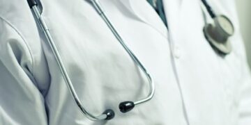 Condenan a once médicos por títulos falsos en cirugía plástica