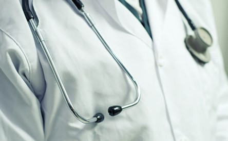 Condenan a once médicos por títulos falsos en cirugía plástica