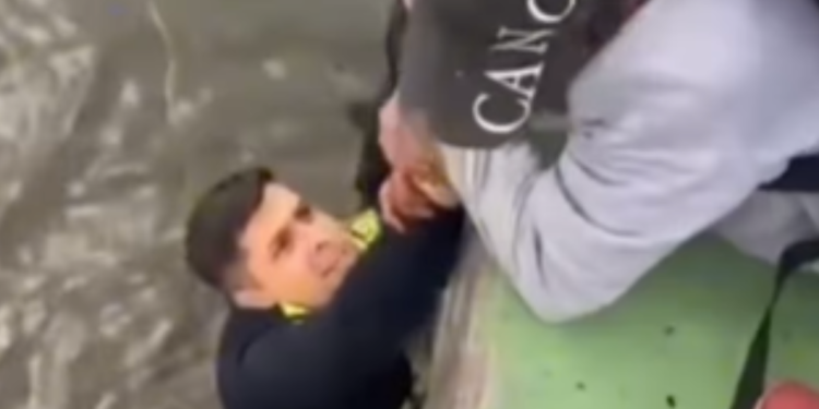 Video: policía héroe rescata a mujer que cayó al río Juan Amarillo, en Bogotá