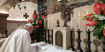 Reporte esperanzador: el Papa presenta una “leve mejoría”