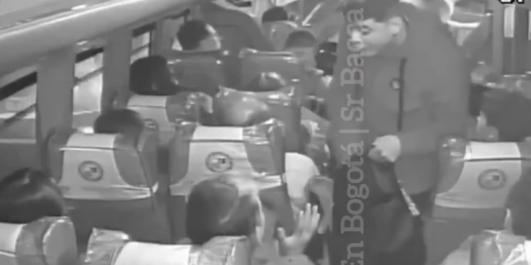 Video: asaltaron a 25 pasajeros dentro de un bus que iba de Bogotá hacia Zipaquirá