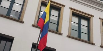 Con la bandera a media asta, Colombia dice adiós al Papa de la esperanza y de la paz