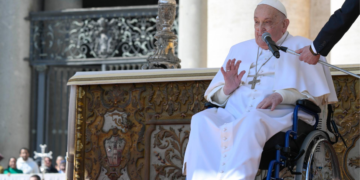 Papa francisco reaparece