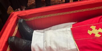 Francisco fue enterrado con sus zapatos de caminante
