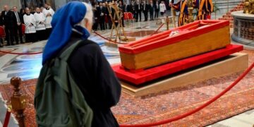“La niña rebelde”: esta es la monja amiga del papa Francisco que rompió el protocolo para despedirlo