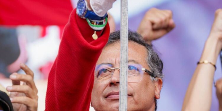 Petro desenvaina la Espada de Bolívar y desafía al Congreso