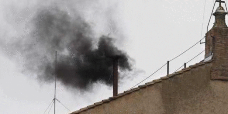 Humo negro: cardenales no eligieron papa en la primera votación, cónclave seguirá este jueves