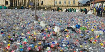 Un tapete de botellas de plástico cubre la Plaza de Bolívar por protesta de recicladores