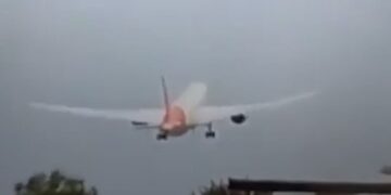 Video: avión con 242 ocupantes se estrella en la India, minutos después de despegar