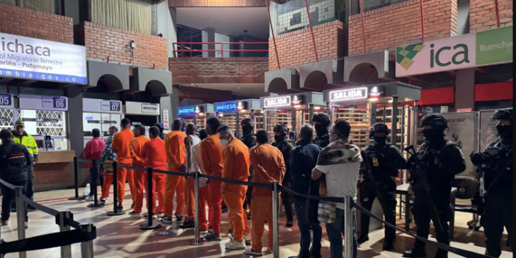 La deportación de 700 reclusos colombianos por parte de Ecuador generó tensiones entre ambas naciones
