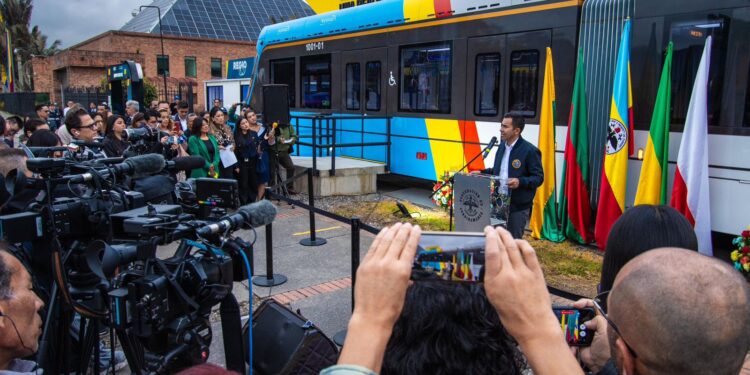 Cundinamarca presenta el primer vagón del Regiotram