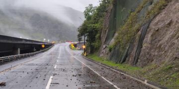Cerrada la vía al Llano: hay más de diez derrumbes por las lluvias