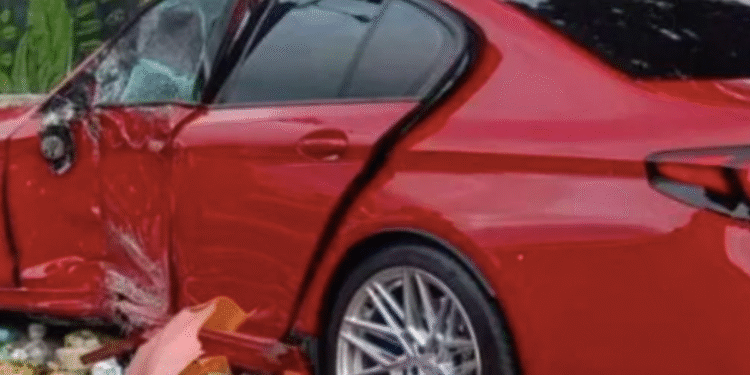 Accidente de carro de alta gama en la calle 100 deja tres heridos y varios destrozos en mobiliario vial