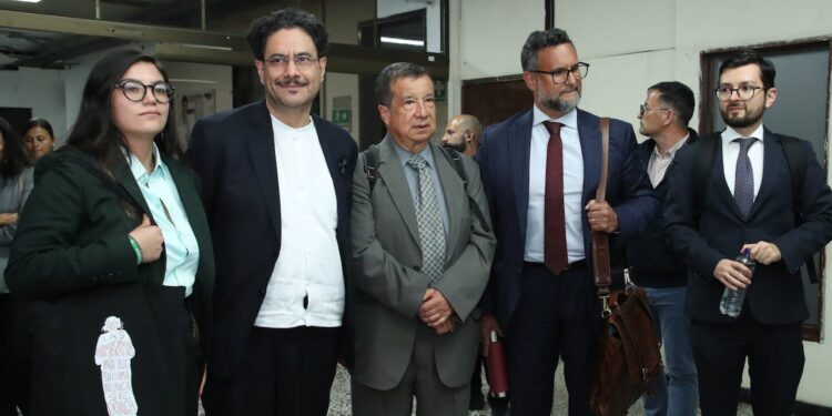 Iván Cepeda denuncia a los hijos del expresidente Uribe por relacionarlo con las Farc