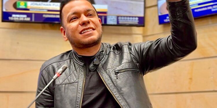 Jota Pe Hernández protagonizó agarrón con indígenas en los pasillos del Congreso