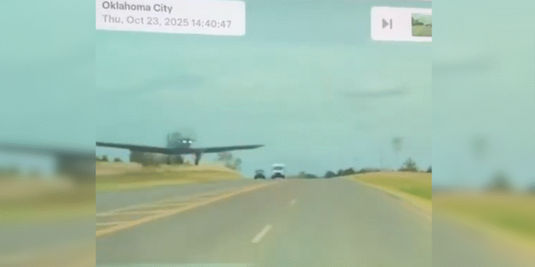 Avión militar aterriza de emergencia