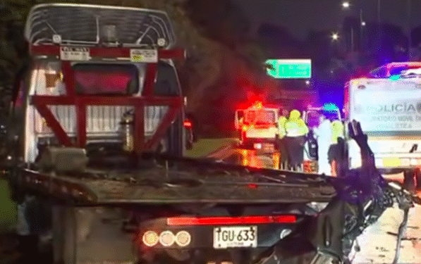 Un fallecido y un carro semidestruido por choque entre una camioneta y una grúa en Bogotá