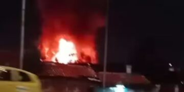 Fuerte incendio en el centro de Bogotá, en el sector de Las Cruces