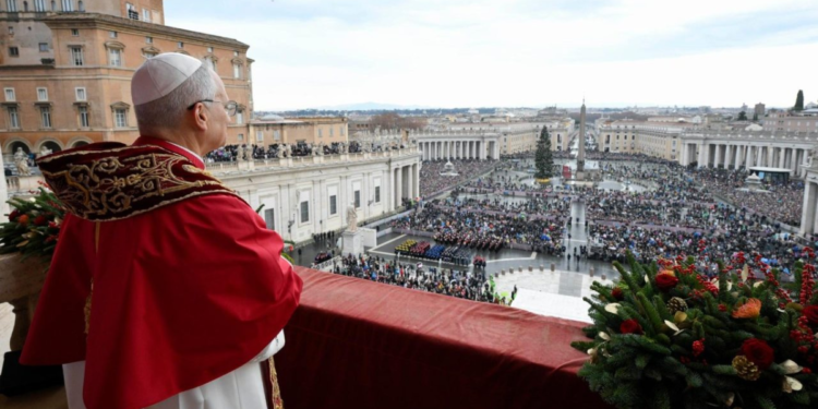 Papa León XIV envía mensaje de Navidad en 10 idiomas durante su bendición ‘Urbi et Orbi’