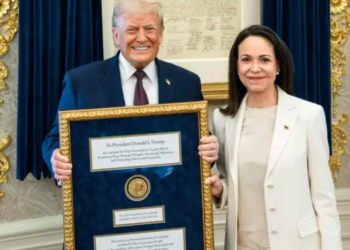 ¿Agradecida o sumisa con Trump? Polémica porque María Corina Machado le entregó medalla del Nobel de Paz