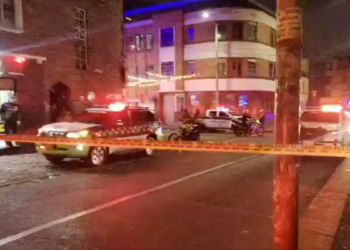 Atentado con granada en centro de Bogotá deja un muerto y 13 heridos: “Delincuentes huyeron en moto negra”