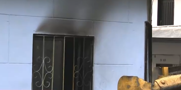 Terror en Medellín: mujer quemó vivo a su esposo dentro de una vivienda y escapó
