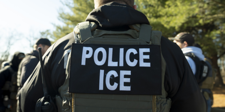 Denuncian presuntas represalias contra colombiano detenido por ICE