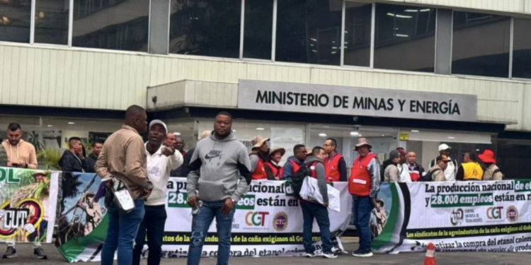 Sindicatos del sector de caña bloquean el Ministerio de Minas y anuncian gran movilización nacional
