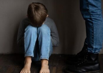 Niño muere tras denunciar presunto maltrato de su madrastra en Indonesia