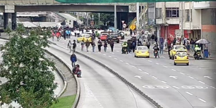 Cierre de estaciones de TransMilenio y rutas retrasadas por marchas: resultado de protestas en favor del ‘salario mínimo vital’