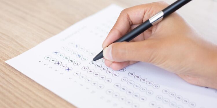Tráfico y cierres viales complican la llegada de estudiantes a las pruebas Saber 11 en Bogotá